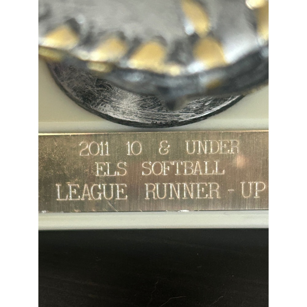 Softball Glove Trophy‎ - Picture 3 of 6
